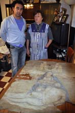 Madre e hijo con el lienzo recuperado.